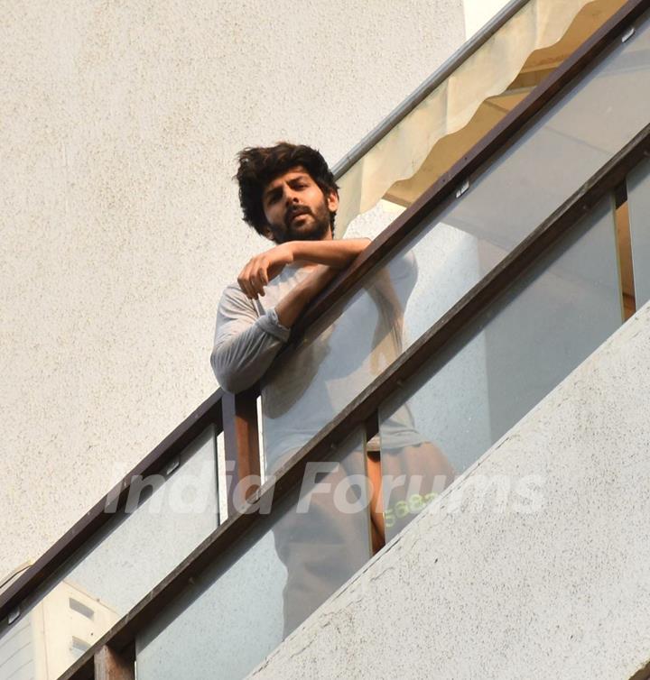 Kartik Aaryan snapped in his balcony in Juhu