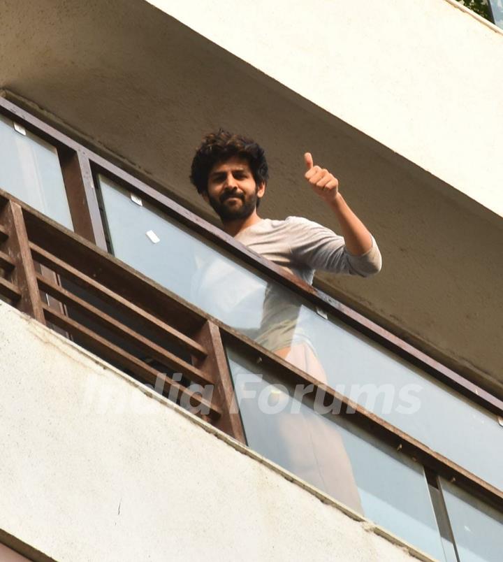 Kartik Aaryan snapped in his balcony in Juhu