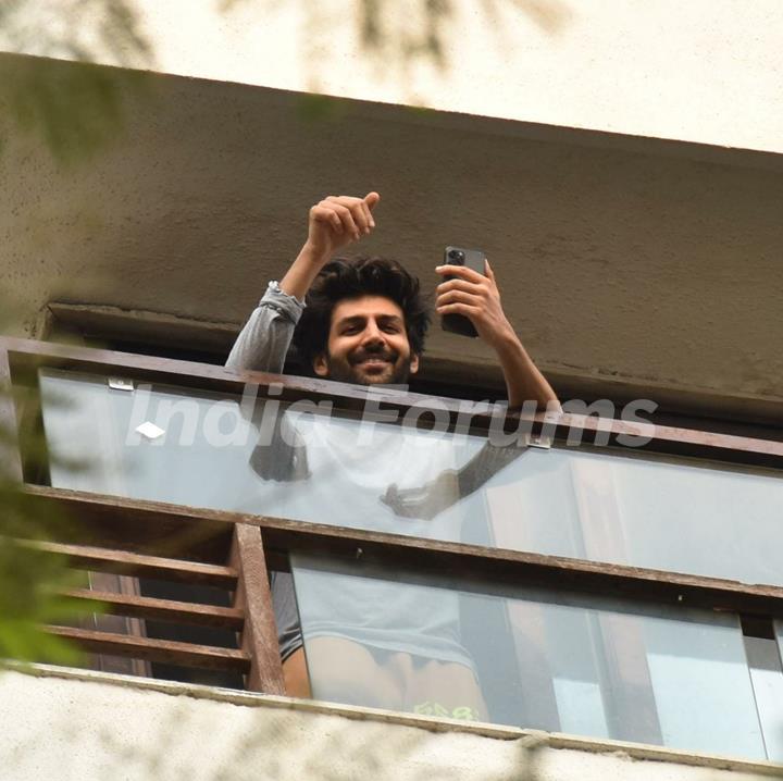 Kartik Aaryan snapped in his balcony in Juhu