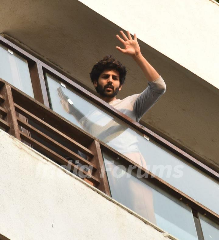 Kartik Aaryan snapped in his balcony in Juhu
