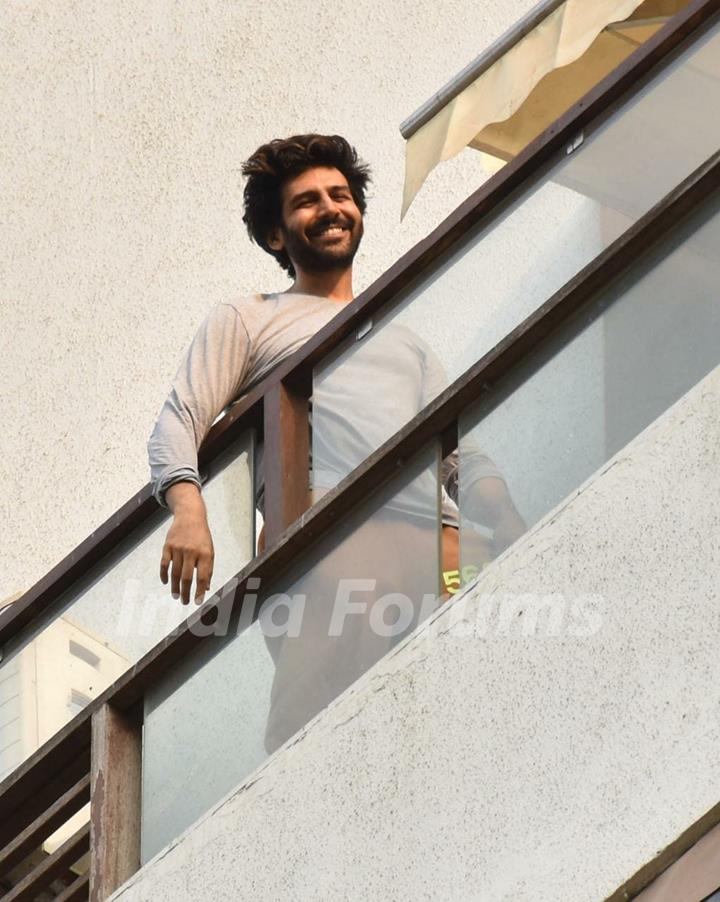 Kartik Aaryan snapped in his balcony in Juhu