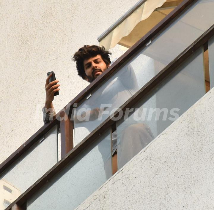 Kartik Aaryan snapped in his balcony in Juhu