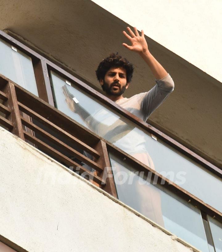 Kartik Aaryan snapped in his balcony in Juhu