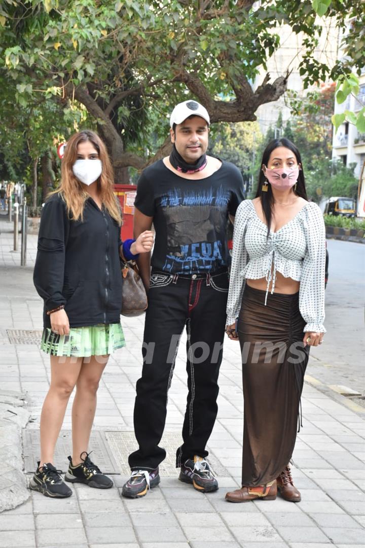 Aarti Singh, Krushna Abhishek and Kashmira Shah spotted in Khar