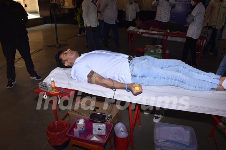 Sonu Nigam papped at a blood donation camp in Juhu