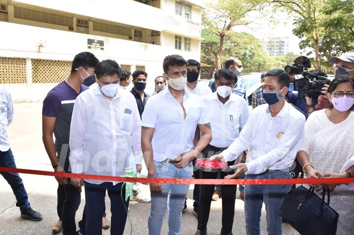 Sonu Nigam papped at a blood donation camp in Juhu