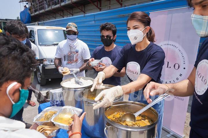 Jacqueline Fernandez personally distributes meals to people amid Covid-19 crisis