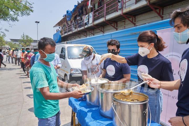 Jacqueline Fernandez personally distributes meals to people amid Covid-19 crisis