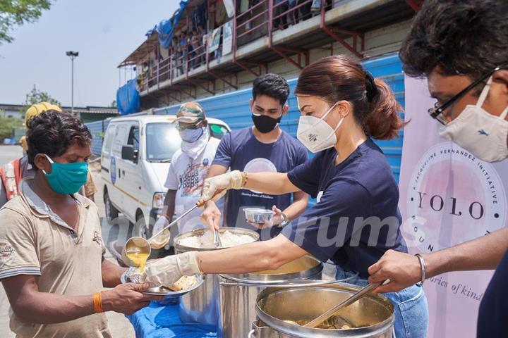 Jacqueline Fernandez personally distributes meals to people amid Covid-19 crisis