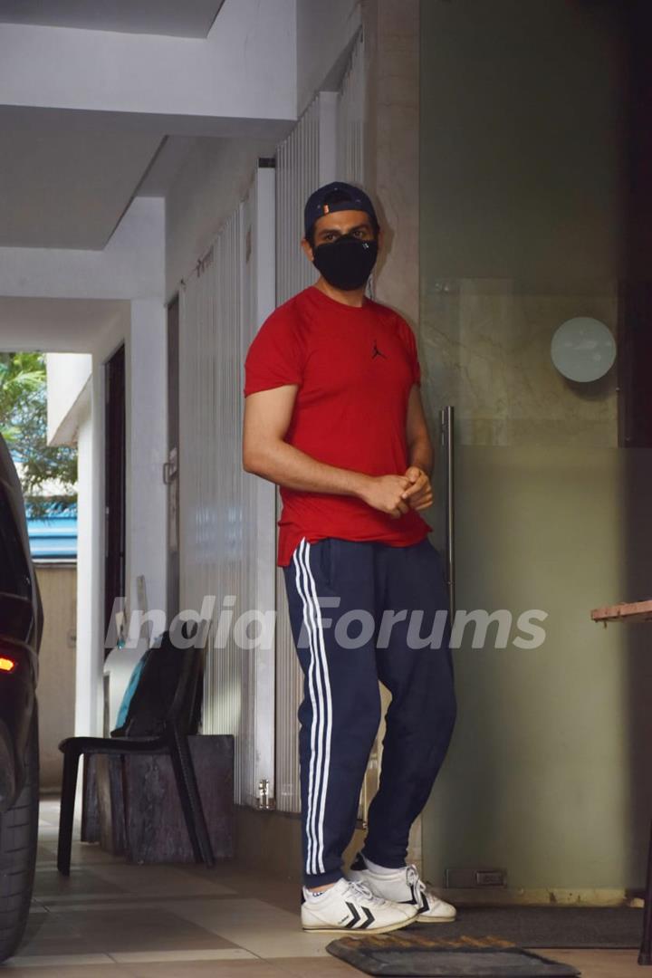 Kartik Aaryan snapped at Nanavati Hospital after vaccination