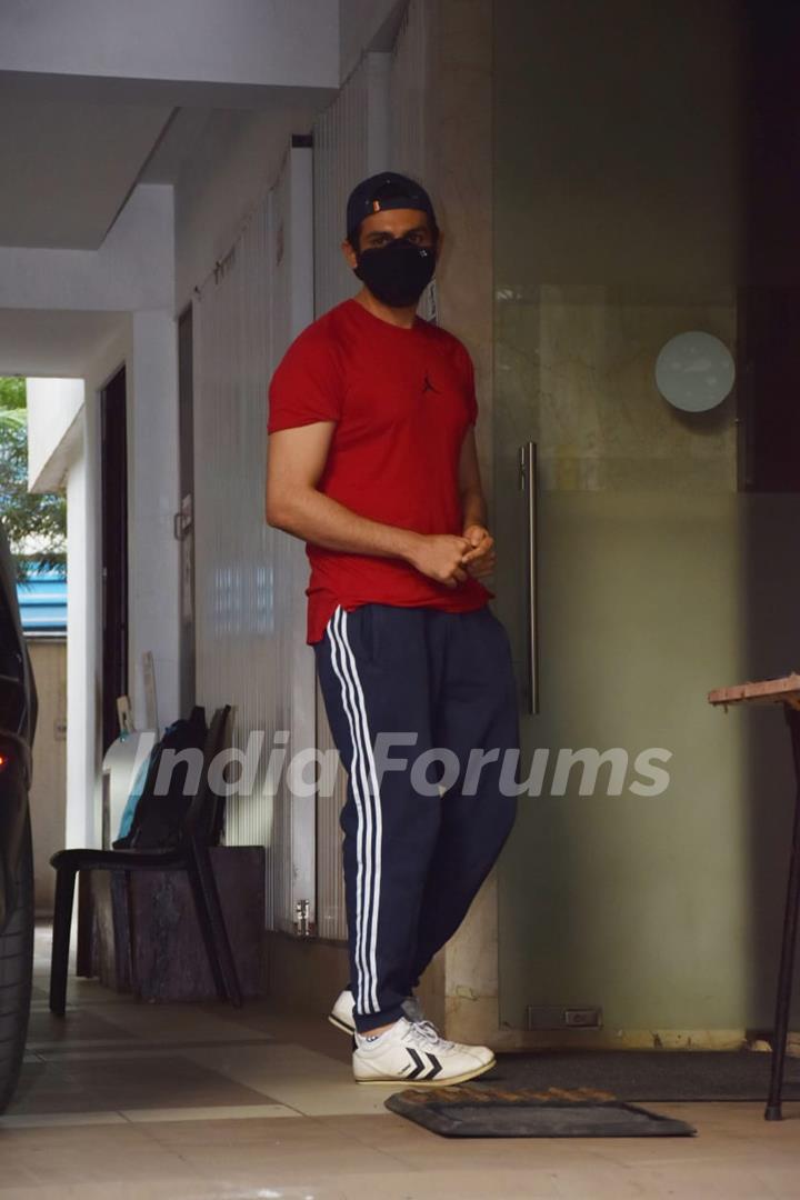 Kartik Aaryan snapped at Nanavati Hospital after vaccination