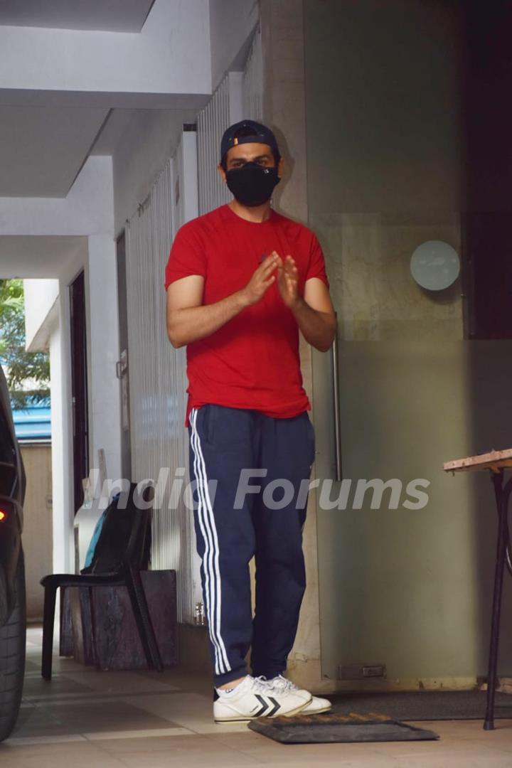 Kartik Aaryan snapped at Nanavati Hospital after vaccination