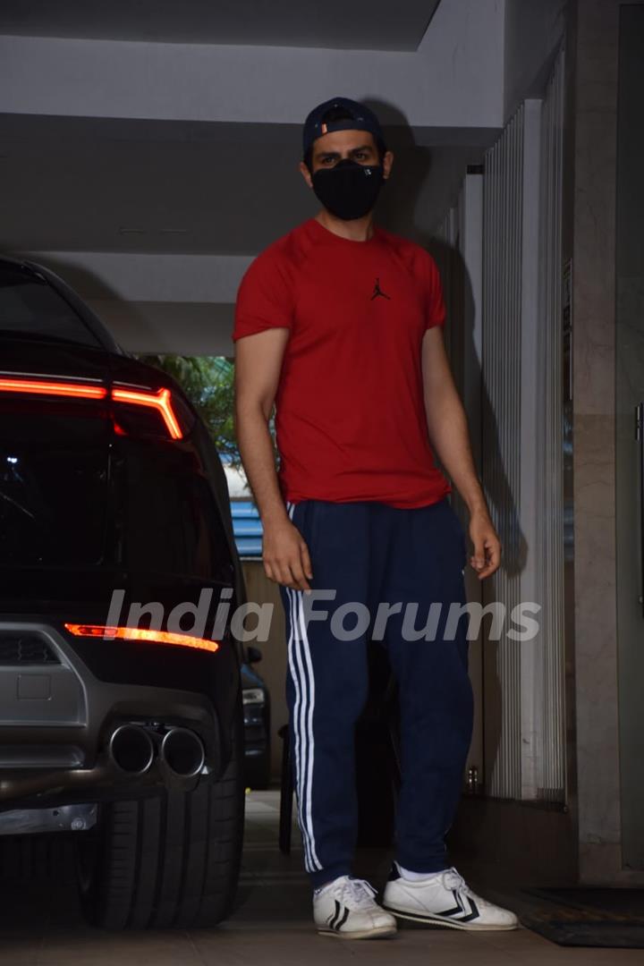 Kartik Aaryan snapped at Nanavati Hospital after vaccination