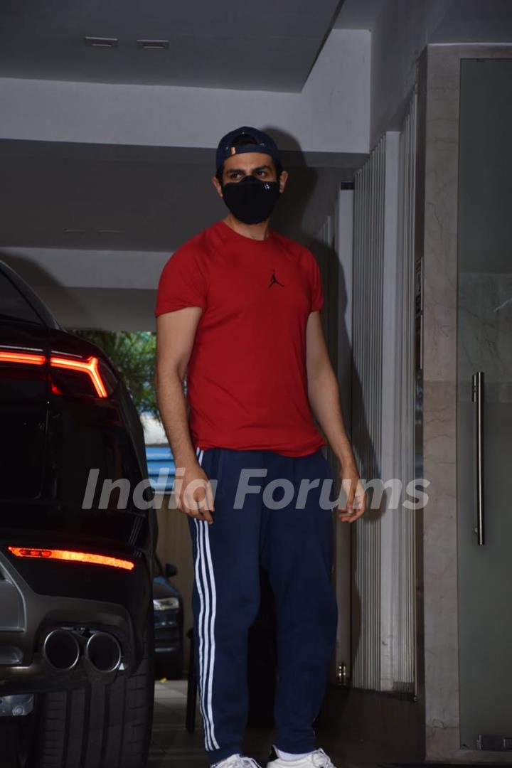 Kartik Aaryan snapped at Nanavati Hospital after vaccination