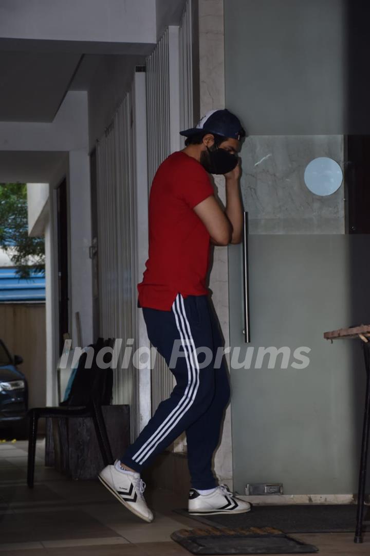 Kartik Aaryan snapped at Nanavati Hospital after vaccination