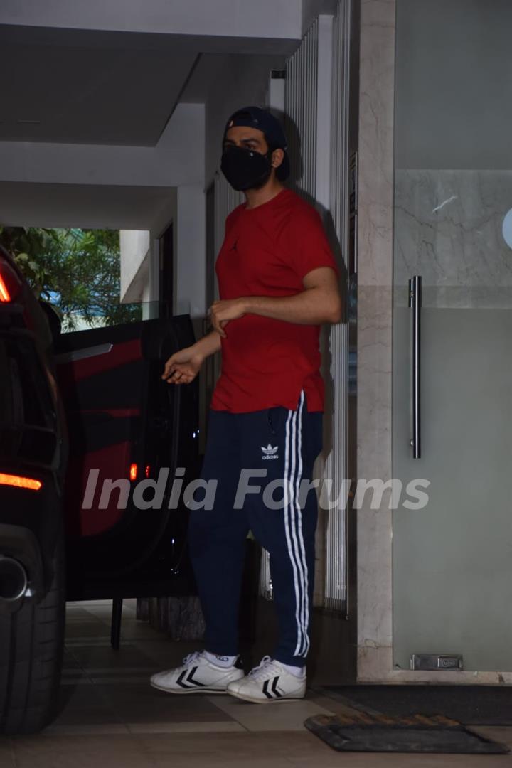 Kartik Aaryan snapped at Nanavati Hospital after vaccination