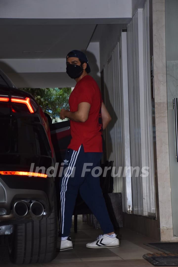 Kartik Aaryan snapped at Nanavati Hospital after vaccination