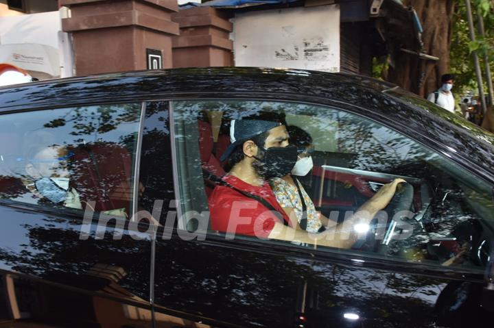 Kartik Aaryan snapped at Nanavati Hospital after vaccination