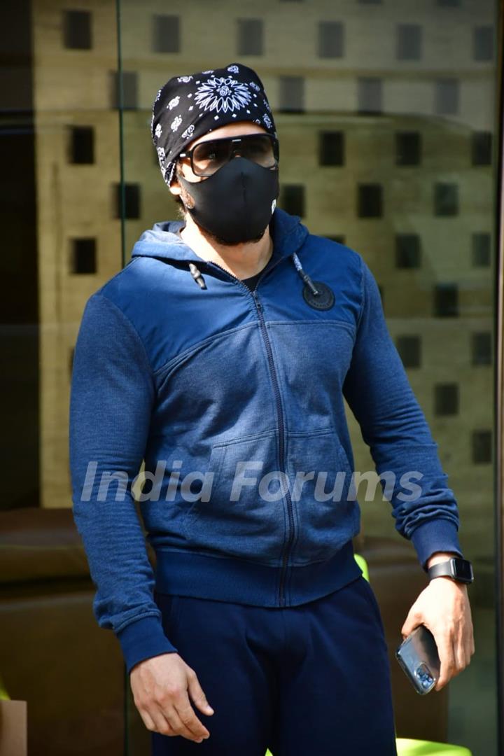 Emraan Hashmi snapped in Bandra