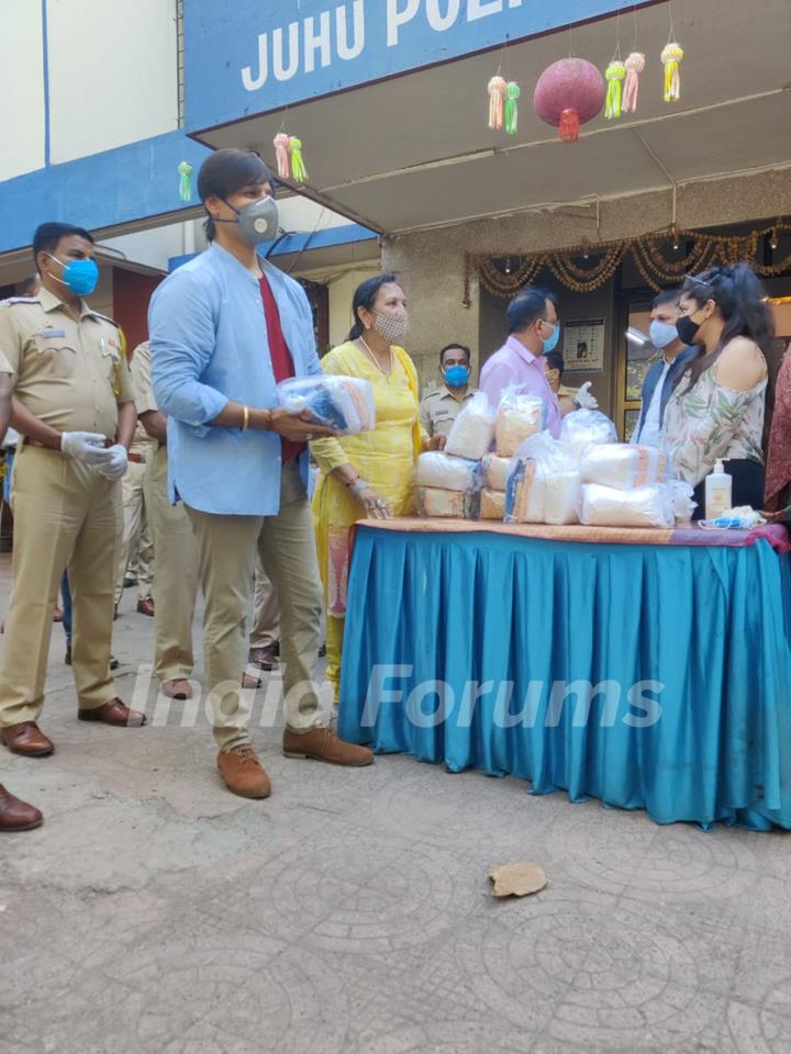 Vivek Oberoi distributes ration to needy at Juhu police station 