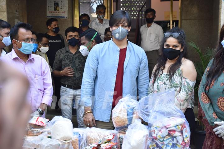 Vivek Oberoi distributes ration to needy at Juhu police station 