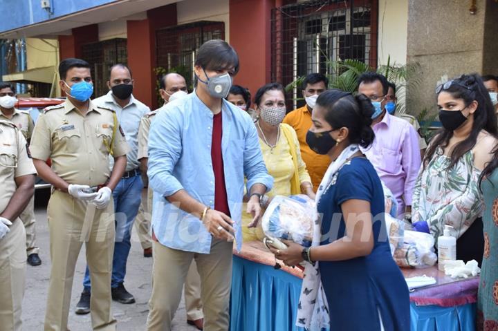 Vivek Oberoi distributes ration to needy at Juhu police station 