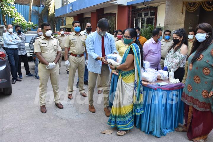 Vivek Oberoi distributes ration to needy at Juhu police station 