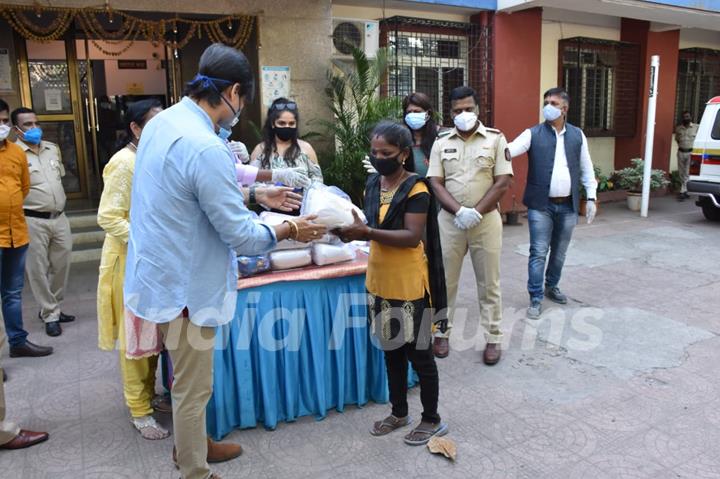 Vivek Oberoi distributes ration to needy at Juhu police station 