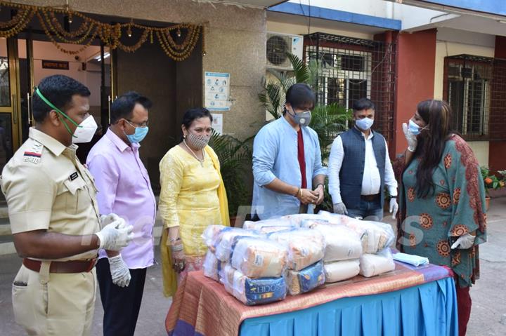 Vivek Oberoi distributes ration to needy at Juhu police station 