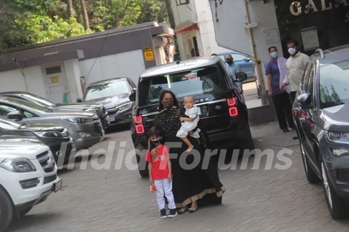 Arpita Khan Sharma spotted arriving at Salman Khan's house