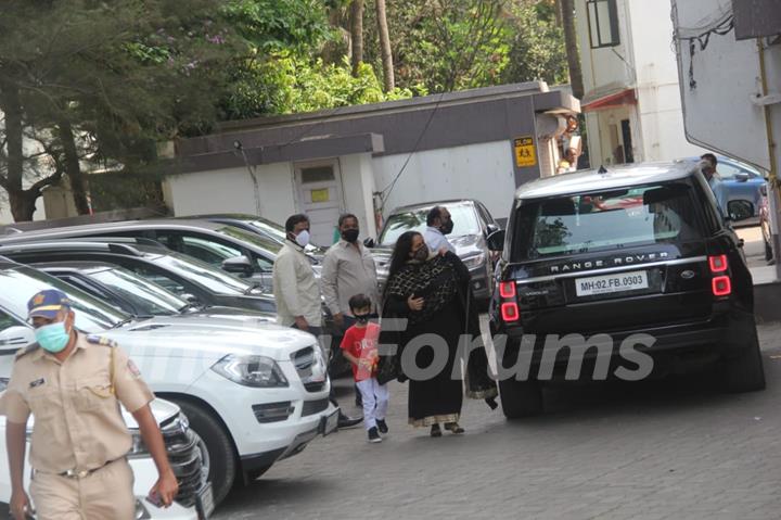 Arpita Khan Sharma spotted arriving at Salman Khan's house