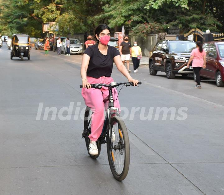 Khushi Kapoor snapped cycling in Lokhandwala, Andheri