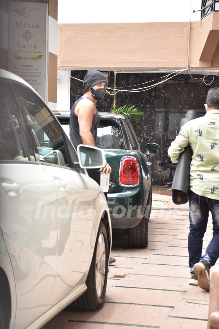 Varun Dhawan snapped outside his gym in Juhu!