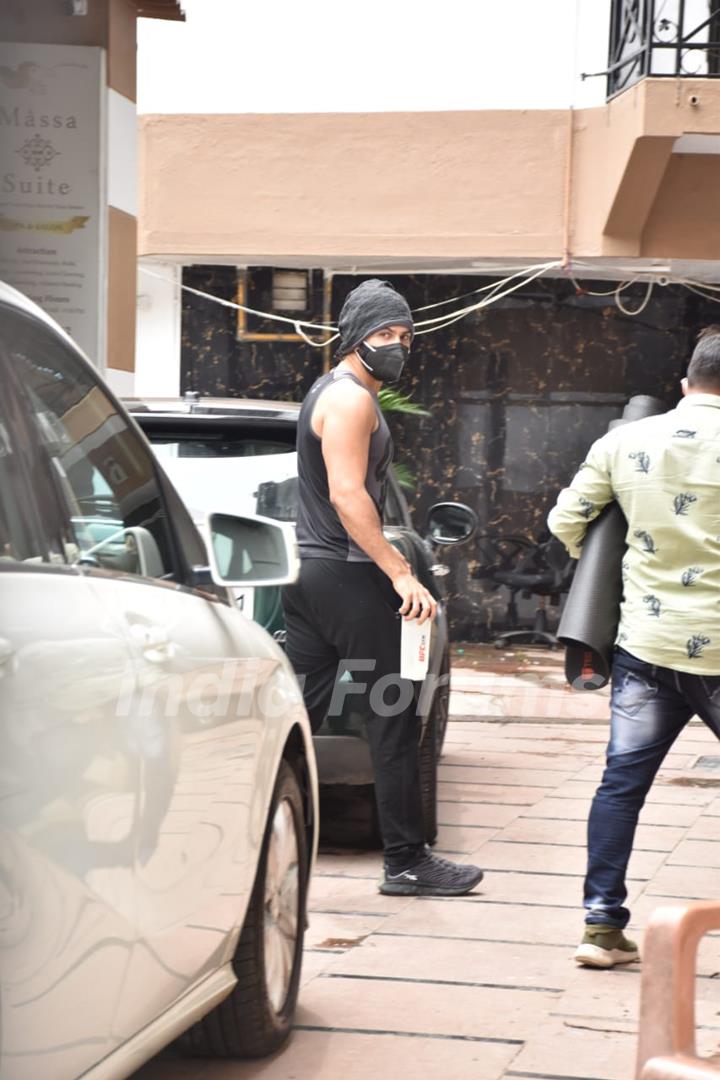 Varun Dhawan snapped outside his gym in Juhu!