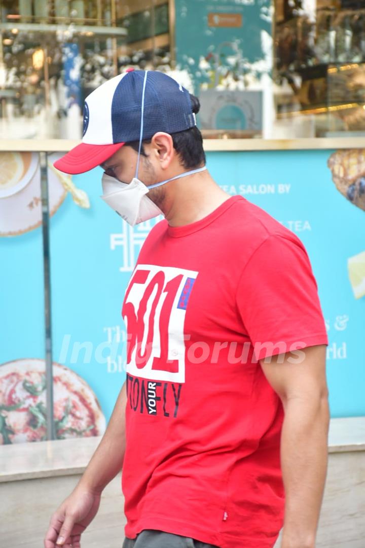 Kunal Khemu spotted at food hall, Khar