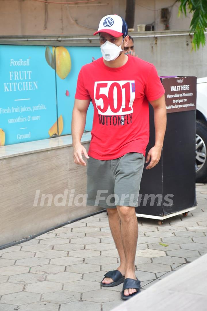 Kunal Khemu spotted at food hall, Khar