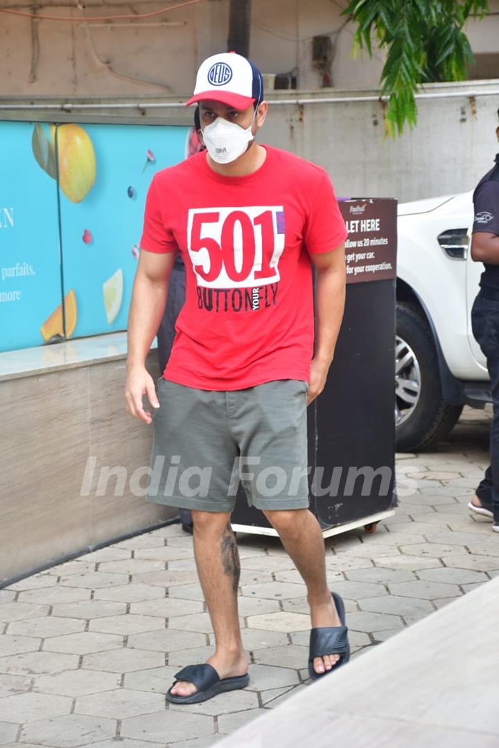 Kunal Khemu spotted at food hall, Khar