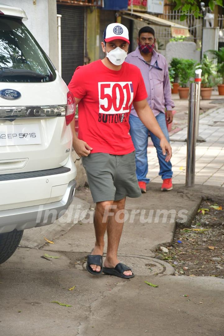 Kunal Khemu spotted at food hall, Khar