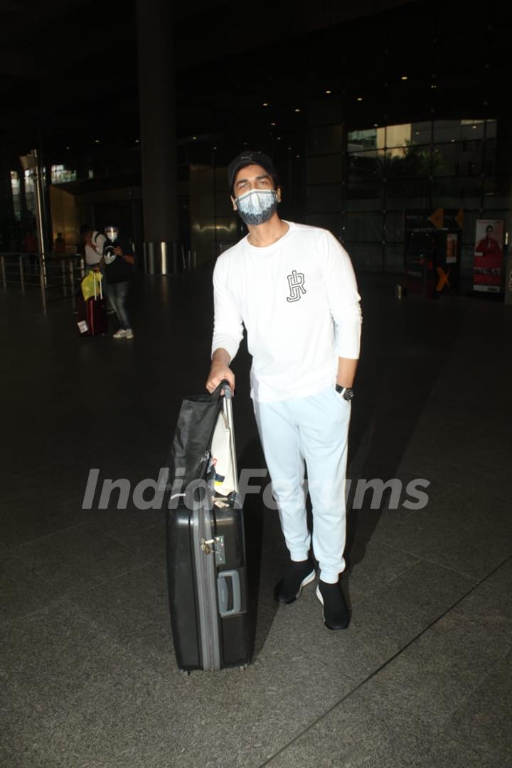 Arjan Bajwa snapped at Mumbai Airport