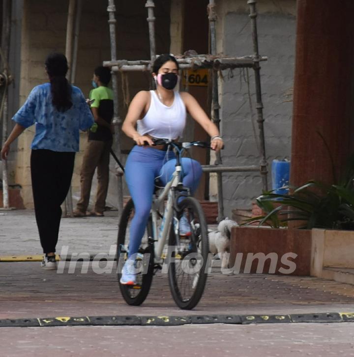 Janhvi Kapoor snapped in Lokhandwala, Andheri