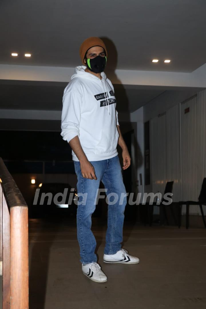 Kartik Aaryan snapped in Juhu last night