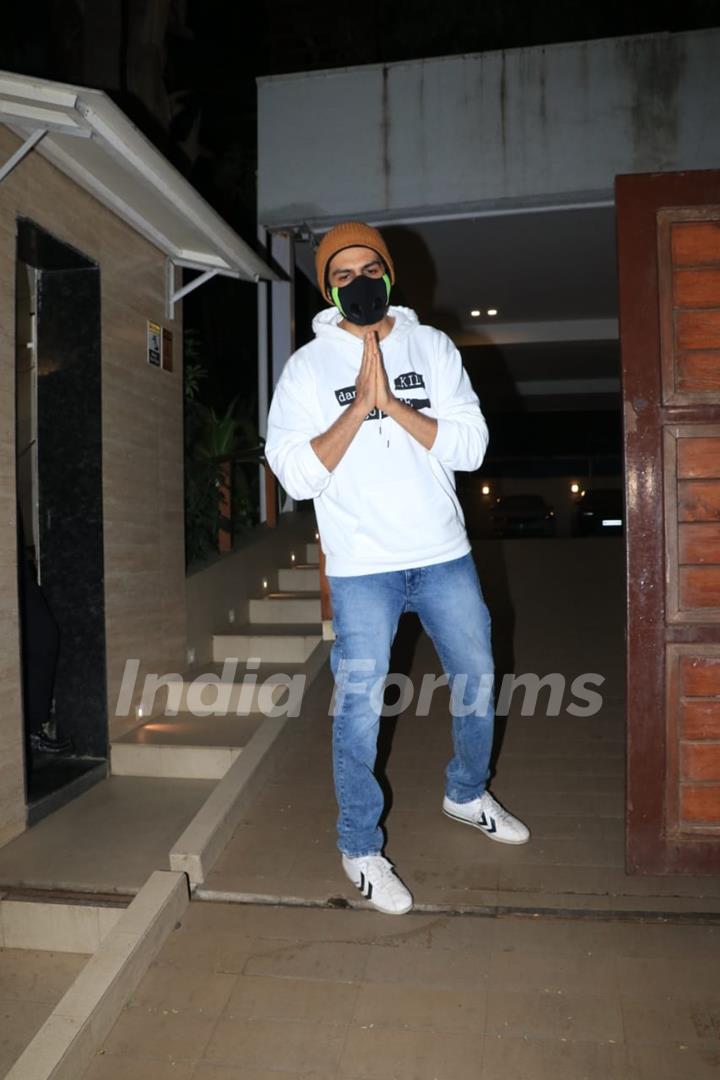 Kartik Aaryan snapped in Juhu last night