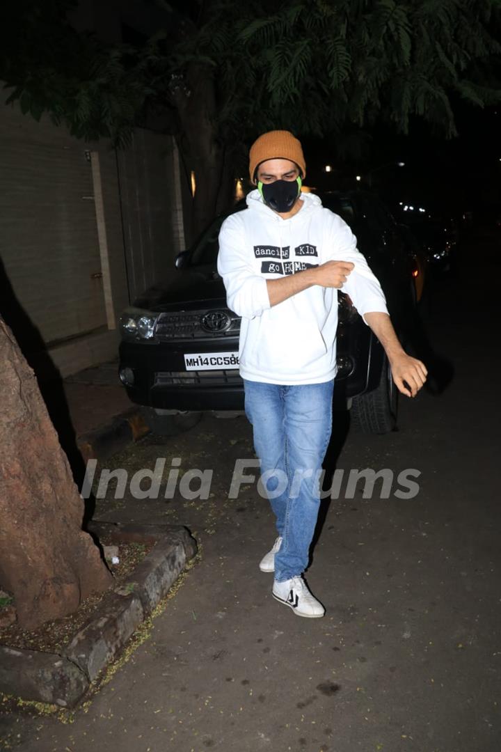 Kartik Aaryan snapped in Juhu last night