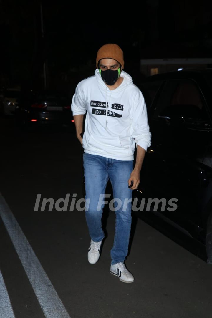 Kartik Aaryan snapped in Juhu last night