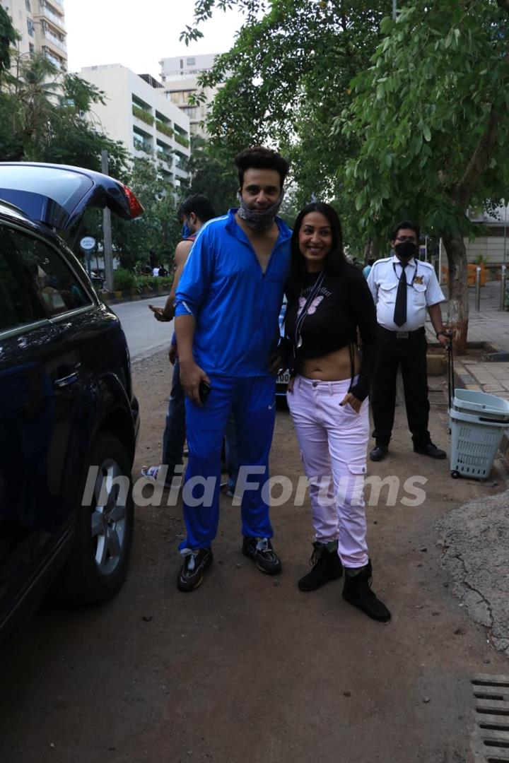 Television star Krushna Abhishek snapped with beau Kashmira Shah in Bandra