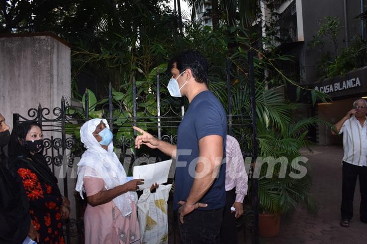 Sonu Sood spotted helping the needy outside his residence!