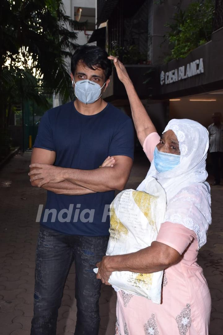 Sonu Sood spotted helping the needy outside his residence!