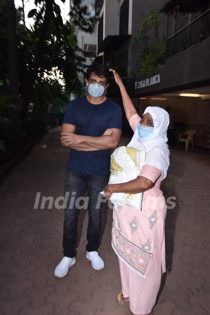 Sonu Sood spotted helping the needy outside his residence!