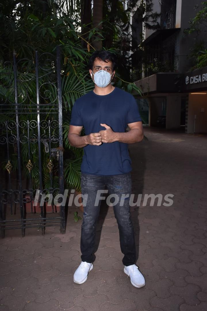 Sonu Sood spotted helping the needy outside his residence!