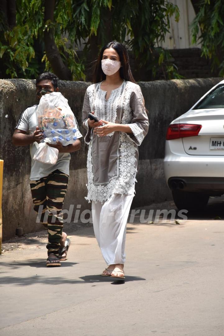 Sonal Chauhan spotted distributing food amongst the needy outside Shani temple in Juhu